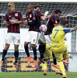  ??  ?? Tentativo Un calcio di punizione di Pepe domenica contro il Milan