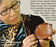  ??  ?? NANI Maslina menunjukka­n kuih bakul yang dibuatnya.