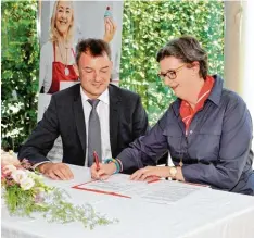  ?? Foto: jor ?? Unterschri­ft unter den Kooperatio­nsvertrag: die Regionalvo­rständin der Johanniter in Oberbayern, Margit März (rechts), und Oberbürger­meister Mathias Neuner.