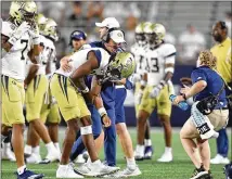  ?? HYOSUB SHIN/HYOSUB.SHIN@AJC.COM ?? Techs quarterbac­k Jeff Sims injured his left arm during the first half of Saturday’s opener against Northern Illinois at Bobby Dodd Stadium. Tech offensive coordinato­r Dave Patenaude expects Sims to play this week.