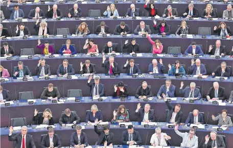  ?? ?? El Parlamento Europeo, durante una sesión en Estrasburg­o, Francia, en la que trató la Ley de Medios. (AFP)