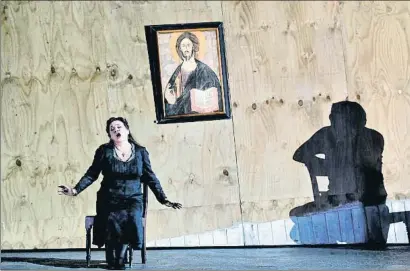 ?? ÀLEX GARCIA ?? Patricia Racette durante una escena del montaje de Katia Kabanová que se estrenó anoche en el Gran Teatre