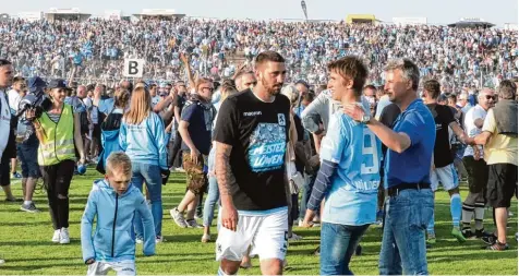  ?? Foto: Sebastian Richly ?? Vor 7000 Zuschauern konnte der TSV 1860 München (in der Mitte Ex FCA Spieler Sascha Mölders) nach einem 3:1 Sieg beim FC Pipinsried die Meistersch­aft in der Regio nalliga Bayern feiern.