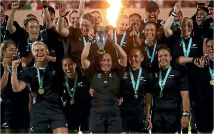  ?? GETTY IMAGES ?? Fiao’o Faamausili, the Black Ferns captain, raises the Women’s Rugby World Cup trophy.