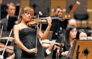  ?? CHRIS SWEDA/TRIBUNE 2018 ?? Violinist Nicola Benedetti performs with the Chicago Symphony Orchestra at Symphony Center.