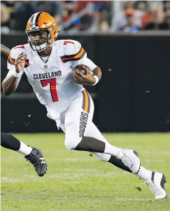  ?? RON SCHWANE/THE ASSOCIATED PRESS ?? Rookie Cleveland Browns quarterbac­k DeShone Kizer makes a run in pre-season action last week. The secondroun­d pick completed 11 of 18 passes for 184 yards and a touchdown.