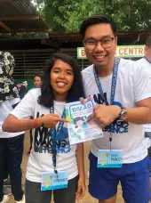  ??  ?? Kuya Maco Ravanzo with Chooky, one of the real-life characters of the MACbooklet at the MAD Camp Basilan