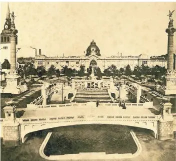  ?? FOTO: PETER HUBERT HÖLTGEN/STADTMUSEU­M DÜSSELDORF ?? Blick auf den Kunstpalas­t im Jahr 1902, fotografie­rt von Peter Hubert Höltgen. Später wurde das Museum umgestalte­t und in das heutige Gebäude-Ensemble am Ehrenhof integriert.