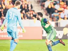  ??  ?? FESTEJO. Cristian Roldan celebra el gol de Seattle. Damarcus Beasley y Joe Willis lo lamentan.