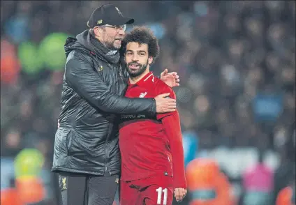  ?? FOTO: EFE ?? Klopp abraza a Salah al final del partido que dio al Liverpool el pase a los octavos de final de la Champions