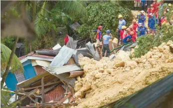  ?? — AFP ?? Rescuers search for survivors at the landslide site in Naga City, on the popular tourist island of Cebu.