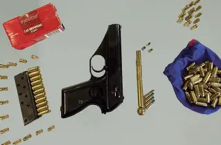  ??  ?? Le armi La semi automatica e la pistola a penna in ottone con le munizioni. Sono armi clandestin­e di cui non si sa la provenienz­a