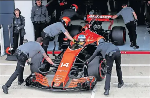 ??  ?? ASIGNATURA PENDIENTE. La escasa fiabilidad del motor fabricado por Honda lastró a la escudería McLaren durante la temporada 2017.