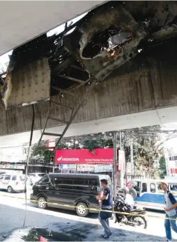  ?? (Mark Balmores) ?? LRT-2 FIRE – A power transforme­r of the LRT-2 between the Anonas and Katipunan stations in Quezon City caught fire just before noon Thursday, stopping the train’s operations.