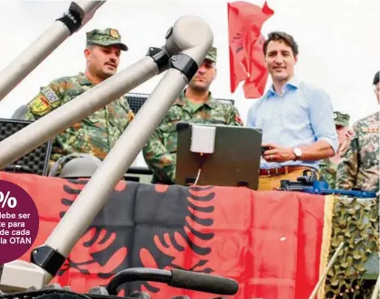  ?? AFP ?? El primer ministro de Canadá, Justin Trudeau (centro), observó un robot militar durante una visita que hizo ayer a tropas de la OTAN en Adazi, Letonia.