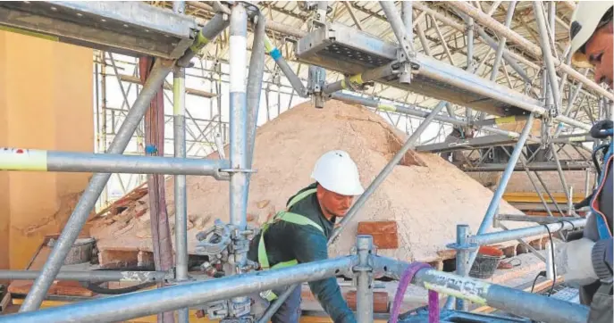  ?? // VALERIO MERINO ?? Dos operarios trabajan en la cubierta de la cúpula central de la maqsura de la Mezquita-Catedral