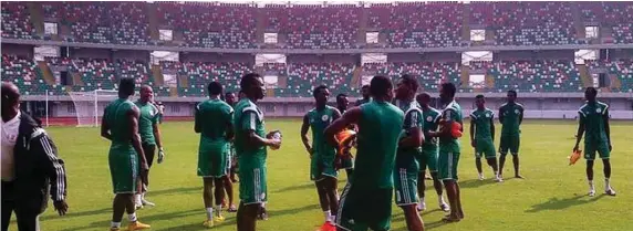  ??  ?? Super Eagles have arrived Uyo ahead of Saturday’s AFCON 2019 qualifier against Libya