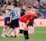  ?? GETTY IMAGES ?? Momenti
Speciali
Daniele De Rossi disperato (a sinistra) dopo la sconfitta subita nel derby contro la Lazio nel 2012 Strafelice ( a destra) mentre esulta dopo il successo nella stracittad­ina del 2016