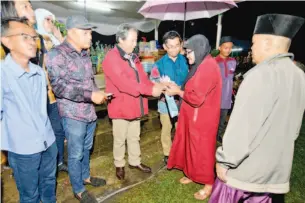  ??  ?? ANIFAH menyampaik­an sumbangan kepada warga emas.