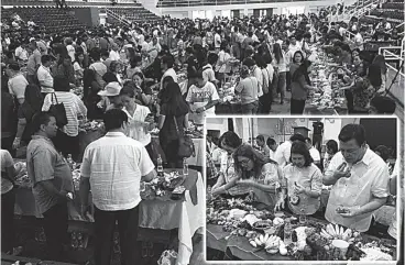  ??  ?? BOUNTIFUL HARVEST
Over 2,000 Bulakenyos joined the boodle fight for the Singkaban Festival 2017 with officials led by (inset) Gov. Wilhelmino Sy-Alvarado (from right) with Agricultur­e Undersecre­tary Evelyn Laviña, Board Member Ayee Ople (from left)...