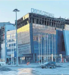  ?? FOTO: PETROV SERGEY/IMAGO ?? Die Konzerthal­le Crocus City Hall in Moskau nach dem Terroransc­hlag: Noch immer fehlt von vielen Opfern jede Spur.