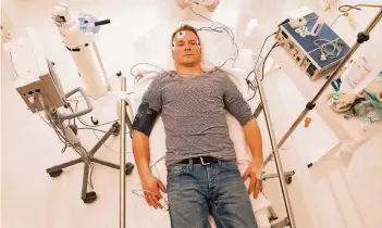  ?? FOTO: DPA ?? Felix Grünler (Hinnerk Schönemann) während einer Stromthera­pie, von der man sich Heilung verspricht.