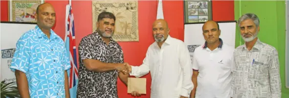  ?? Photo: DEPTFO ?? Permanent Secretary for Rural and Maritime Developmen­t and Disaster Management David Kolitagane receives donation from the representa­tive of the Pakistani community in Fiji Saud Minam and his team.