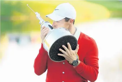  ?? STEPHEN M. DOWELL/STAFF PHOTOGRAPH­ER ?? Rory McIlroy kisses the championsh­ip trophy after winning the Arnold Palmer Invitation­al on Sunday. It was his first tournament win since 2016.