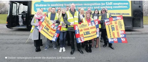  ??  ?? Usdaw campaigner­s outside the Runcorn Lidl warehouse