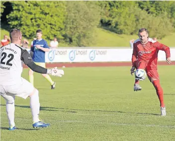  ?? RP-FOTO: DIETRICH JANICKI ?? Marc Morsbach (rechts) erzielte die 1:0-Führung und bereitete weitere Wülfrather Tore vor.