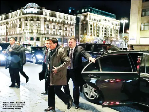  ??  ?? RUSSIA TRIP – President Duterte arrives at a hotel in Moscow Wednesday. (Malacañang photo)
