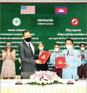  ?? CMAC ?? CMAC director-general Heng Ratana (right) and NPA resident representa­tive Rune Dale-Andresen at the signing ceremony on Wednesday.