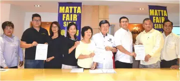  ??  ?? Wong (fourth right), Ling (second right) and Sibu Matta Fair event manager Justin Teng (second left) hand out registrati­on forms to travel agents.