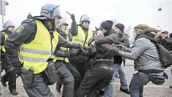  ??  ?? LOS ARRESTOS de activistas en la cumbre de Dinamarca en 2009 cobra otro matiz a raíz de las revelacion­es de Edward Snowden sobre las actividade­s de la agencia: “todo estaba monitoread­o” en una reunión a la que los EE.UU. llegó con la ventaja de saber...