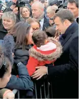  ?? /EFE ?? Macron se reunió con residentes que han sido afectados por las inundacion­es en Francia