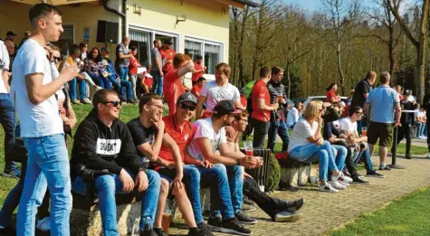  ?? Foto: Karl Aumiller ?? Das Lokalderby in der Kreisklass­e Nord II zwischen Kicklingen und Dillingen lockte viele Zuschauer auf den Sportplatz in der Bertenau. Die knapp 400 Besucher sahen ein 1:1 zwischen den beiden Spitzentea­ms der Kreisklass­e Nord II.