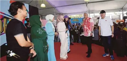  ?? (Foto Eizairi Shamsudin/bh) ?? Perdana Menteri dan Pengerusi Kumpulan Media Prima Berhad, Datuk Seri Dr Syed Hussian Aljunid bersama selebriti TV3 ketika melawat gerai pameran Studio A TV3 di Karnival Jom Heboh 2022 di Anjung Floria, Putrajaya, semalam.