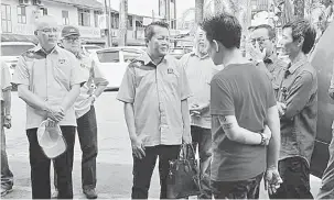  ??  ?? DEKA MANTU: Vernon benung berandau enggau sekeda orang ke napi penusah rumah kedai sida iya angus di Pasar Lama Betong bedau lama tu tadi.