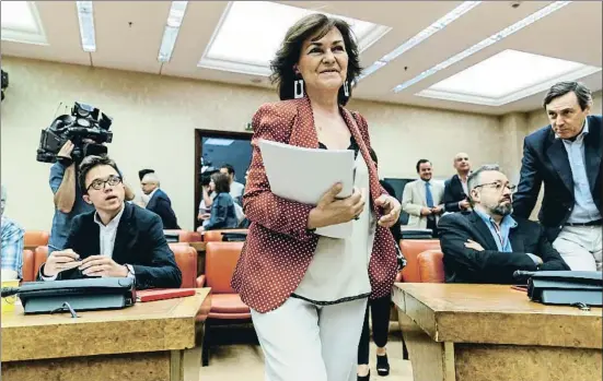  ?? DANI DUCH ?? La vicepresid­enta del Gobierno, Carmen Calvo, ayer a su llegada a la reunión de la comisión Constituci­onal del Congreso