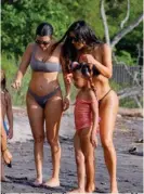  ?? TOMADA DE DAILY MAIL. ?? Kourtney y Kim la pasaron pura vida en Guana.