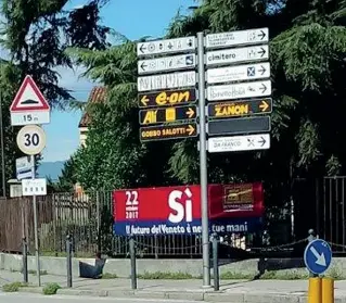  ??  ?? A Cittadella Lo striscione affisso in consiglio comunale. Mdp ha fatto esposto al Corecom