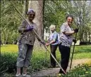  ??  ?? Die Frauen der Gymnastikg­ruppe + rückten im Botanische­n Garten dem Wildwuchs zu Leibe.