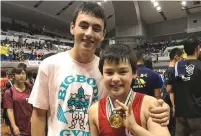  ?? (David Leibowitz) ?? NOAH LEIBOWITZ (right) shows off his gold medal, together with his brother Levi.