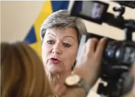  ?? Bild: CLAUDIO BRESCIANI ?? SER VINSTER. Arbetsmark­nadsminist­er Ylva Johansson (S) tar emot Mottagande­utredninge­n.