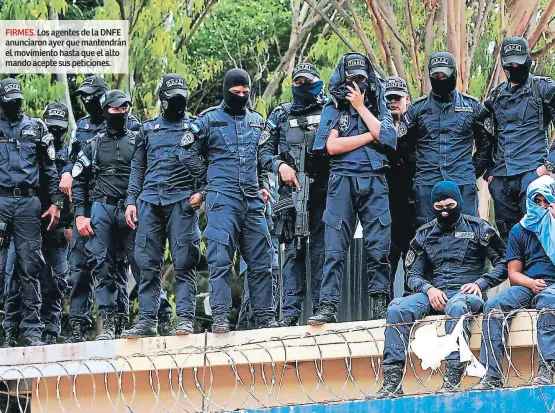  ??  ?? FIRMES. Los agentes de la DNFE anunciaron ayer que mantendrán el movimiento hasta que el alto mando acepte sus peticiones.