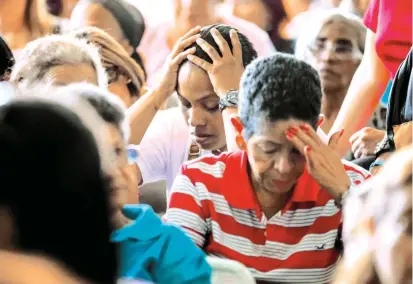  ?? FOTO EFE ?? En la oposición solo se vieron caras de preocupaci­ón y tristeza tras conocerse los resultados de las elecciones regionales, en las que el oficialism­o ganó 17 de las 23 gobernacio­nes.