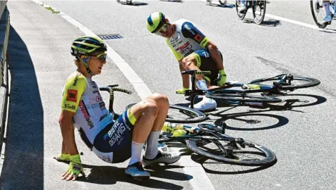  ?? Foto: Vincent Kalut, imago ?? Ein Sturz auf der dritten Etappe der Tour de Suisse, in den auch sein Teamkolleg­e Alexander Kristoff verwickelt war, konnte Georg Zimmermann nicht stoppen. Jedoch war nach einem positiven Corona‰Test für den Intermarch­é‰Profi Schluss.