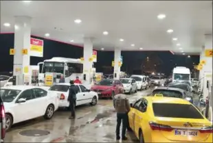  ?? ?? Son yapılan zamlardan sonra motorin fiyatları İstanbul’da 44 Tl’yi, Ankara ve İzmir’de 45 Tl’yi aştı.