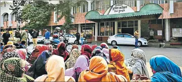  ?? BURHAAN KINU/HT PHOTO ?? Family members and relatives of the victim hold a sitin in front of the SP office in Kurukshetr­a on Wednesday.