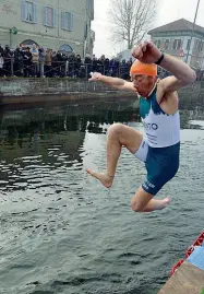  ??  ?? Temerario Il tuffo nel gelo di uno dei partecipan­ti all’edizione 2013 del «cimento» nei Navigli